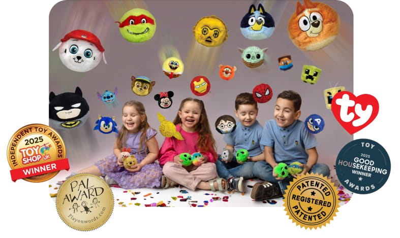 ビーニーバウンサーズで遊ぶ子供たちと、獲得した受賞ロゴ（Toy Shop UK 2025 Winner、Good Housekeeping 2025 Winner、PAL Awardなど）
